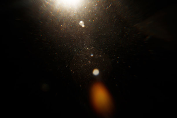 易于添加镜头光晕效果的叠加设计或屏幕混合模式，以使高质量的图像。抽象的太阳爆发，数字耀斑，彩虹眩光在黑色背景。图片下载