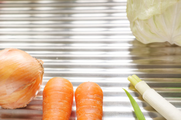 蔬菜放在不锈钢厨房里图片下载