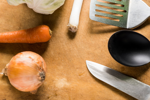 以木纹为背景的器皿和蔬菜图片下载