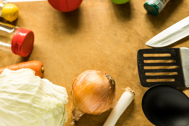 将调味料和烹饪用具放在砧板上图片下载