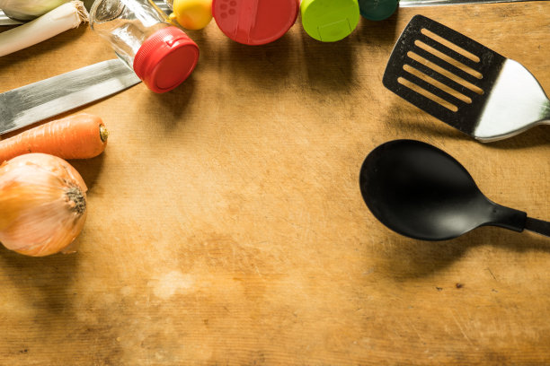 将调味料和烹饪用具放在砧板上图片下载