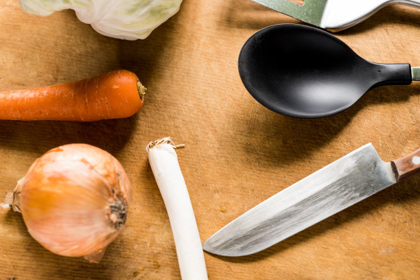 以木纹为背景的器皿和蔬菜图片下载