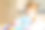 小女孩在冠状病毒隔离期间用毡笔画画。快乐的创意孩子与旧的古董娃娃，家庭教育和家庭日托与父母图片下载
