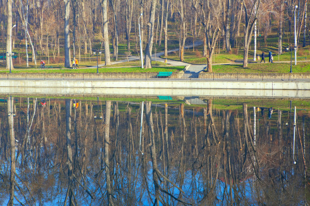 春天公园倒影在湖面上图片下载