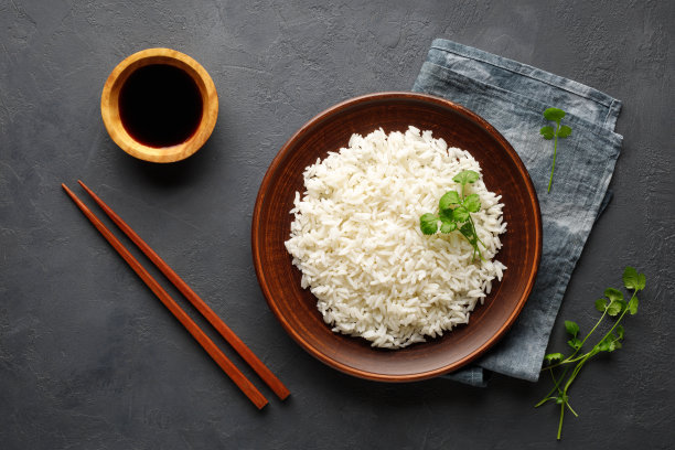 在棕色盘子里煮米饭图片下载