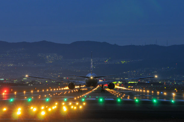 美丽的机场跑道夜景图片下载