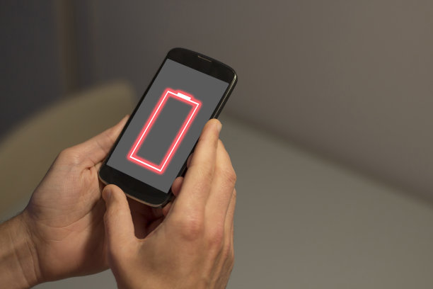 手拿着电量不足的手机放在屏幕上图片下载