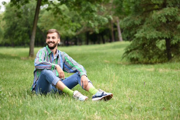 公园里年轻漂亮的男人的肖像图片下载