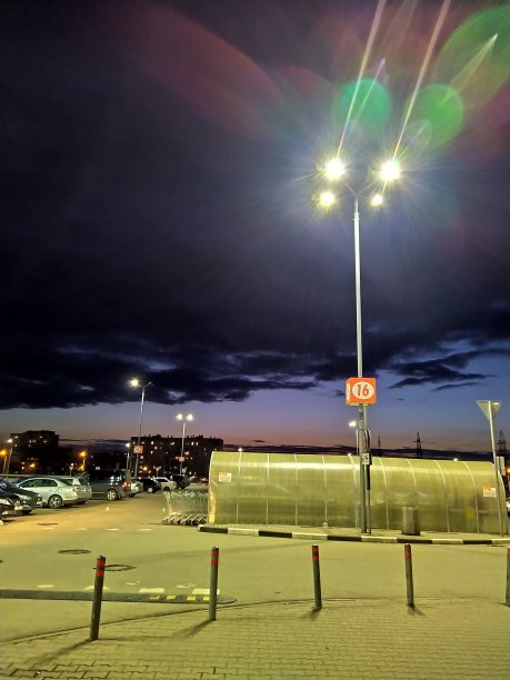 晚上在商店附近停车图片下载