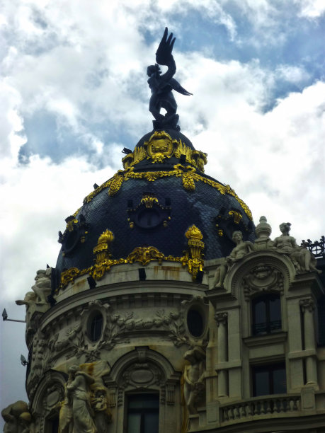 在多云的天空下俯瞰雕像图片下载