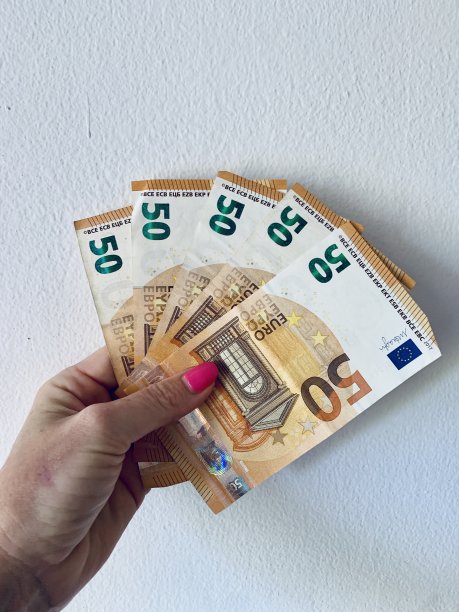 女人手里拿着几张50欧元的钞票图片下载