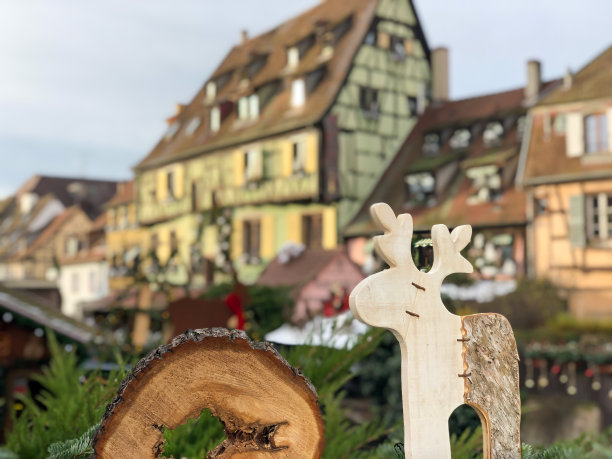 雕刻木鹿形状的诺尔装饰在阿尔萨斯，法国图片下载