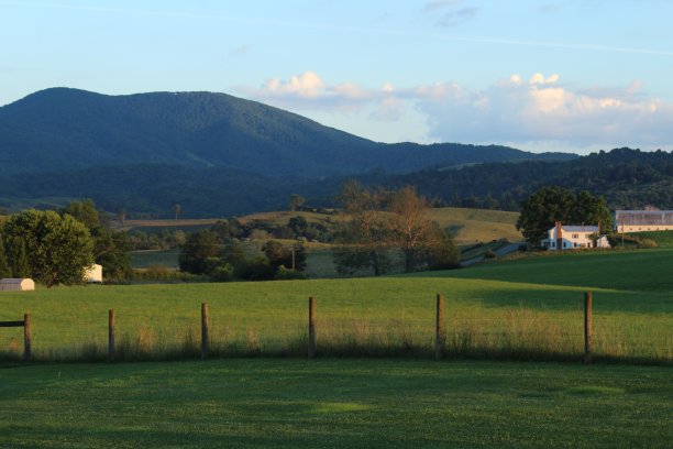 阿巴拉契亚山脉的农田图片下载