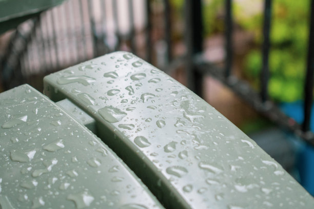 水放在阳台的草坪椅上图片下载