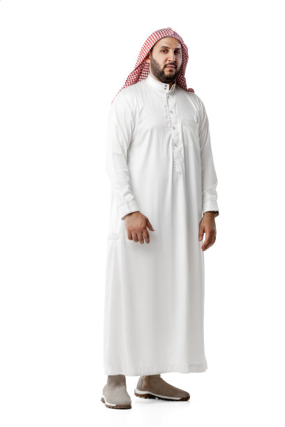 微笑的阿拉伯男子在白色工作室背景下的肖像图片下载