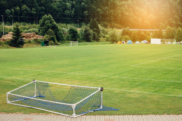 倒下的足球门躺在空旷的绿地上图片下载
