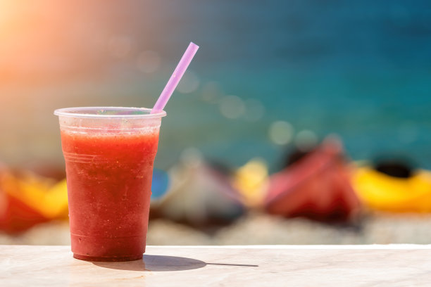 夏日冰果汁和海滩上的皮划艇出租处。冲浪板，沙滩上不同的皮划艇，水上运动，快乐活跃的暑假。划独木舟准备出租图片下载