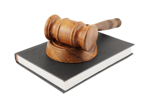 法官的木槌和法律书籍分开图片下载