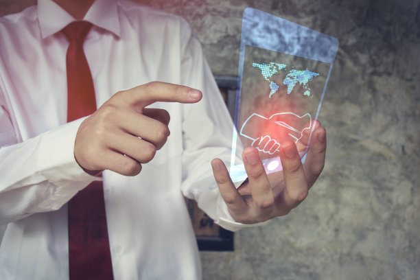 商人使用智能手机和地球图标上的虚拟屏幕。图片下载