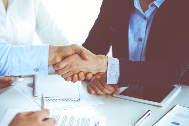 商务人士在会议或谈判中握手，特写。一群不知名的商人和女性在现代办公室。团队合作，伙伴关系和握手的概念，色调图片图片下载