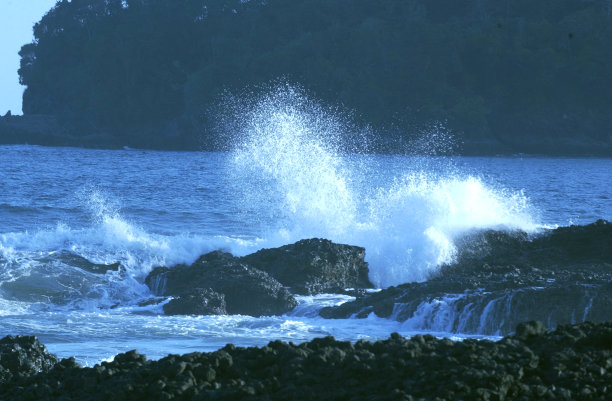 海滩上的海浪伴着咳嗽和峭壁图片下载