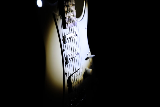 白色的电吉他。音乐的概念。光影的创意风格。图片下载