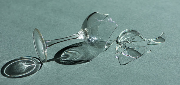 一杯酒掉了下来摔碎了。图片下载