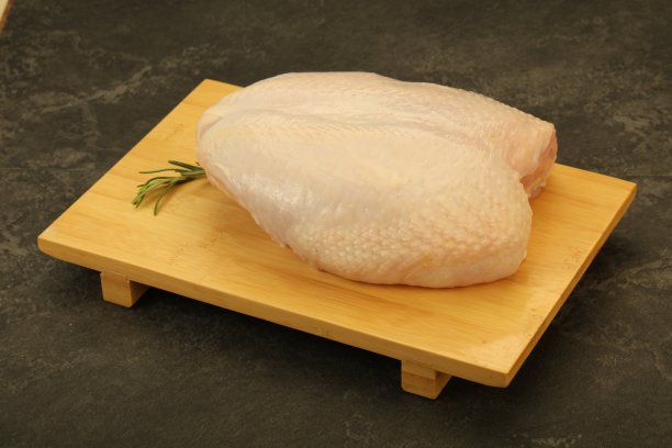 带皮生全鸡胸肉图片下载