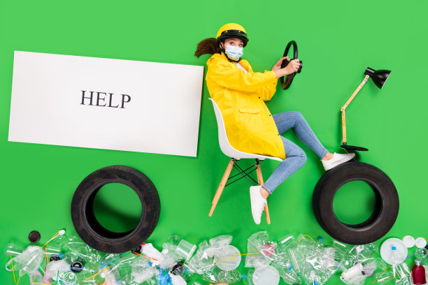 让我们合作。全尺寸高角度平躺照片市民女士驾驶自行车垃圾回收中心塑料制品乱扔街道污染求助孤立的绿色背景图片下载
