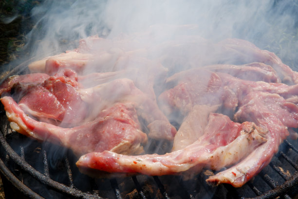 烧烤上的羊排。素材图片