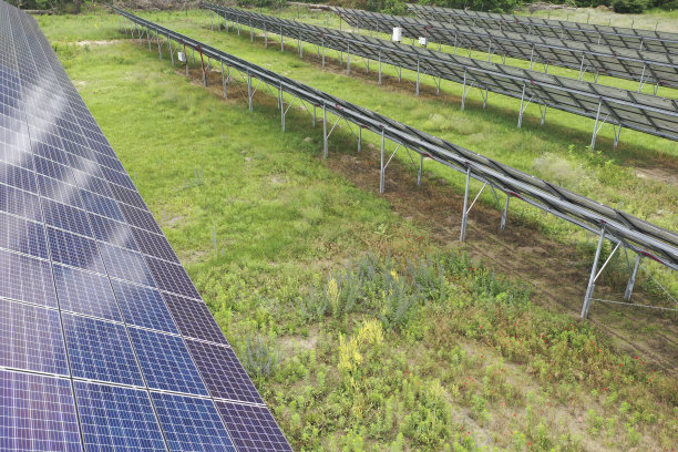 巨大的太阳能发电厂鸟瞰图。使用可再生太阳能替代清洁绿色能源。无人机照片太阳能电池板从背后拍摄。在欧洲,匈牙利。图片下载