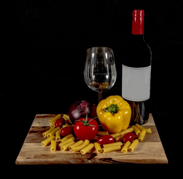 意大利面和酒。图片下载