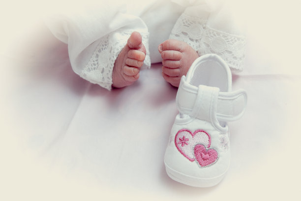 的孩子。婴儿。儿童保健。新生儿的小腿。图片下载