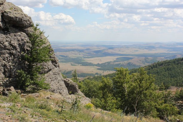令人印象深刻的夏天的风景。山上的湖上阳光灿烂。理想的休息场所的概念。创意图片图片下载