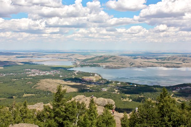 这张照片拍摄的是夏季的山川和湖泊全景。以山为背景的树图片下载