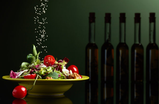 青菜沙拉配樱桃番茄，芝麻，核桃和植物油。图片下载