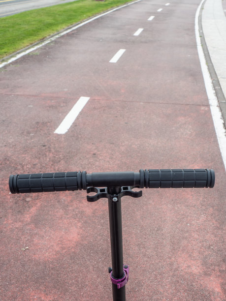 自行车道上有把手的摩托车图片下载