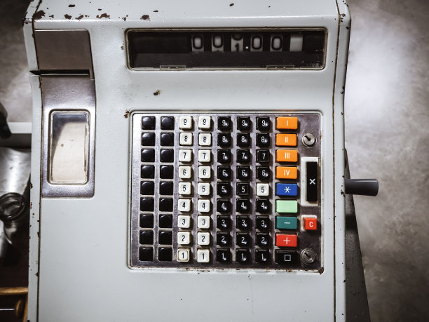 一张旧苏联收银机的照片，上面有按钮和数字，箱子上的油漆由于年代久远而脱落图片下载