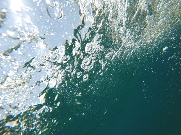 水下的水和气泡的抽象图片。图片下载