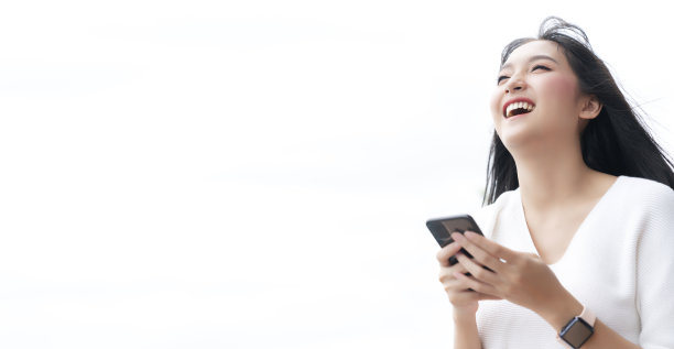 肖像迷人的亚洲长黑发休闲服装太微笑手用智能手机坐放松与背景的白光天空copyspace自由和愉快的情绪素材图片