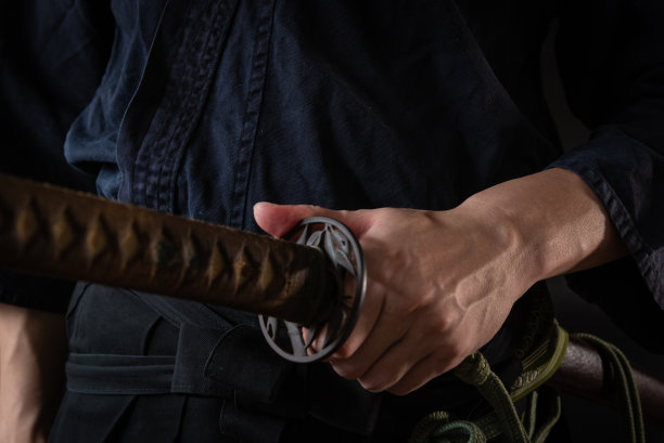 拿着日本剑的人图片下载