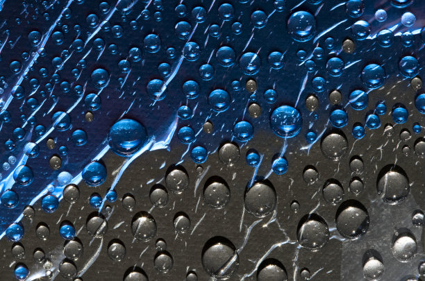 深灰色和蓝色液体相互混合，在明亮的太阳光线下发光。抽象的幻想。图片下载