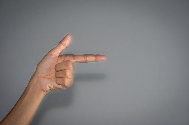 女人用手指着。图片下载