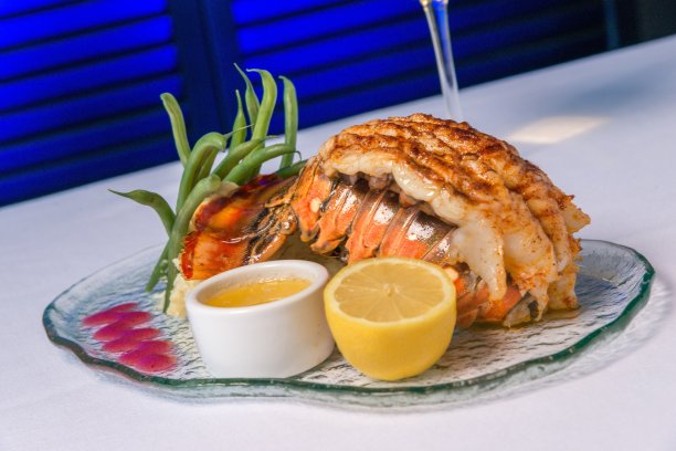 龙虾尾巴晚餐图片下载