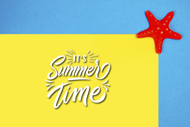 蓝色和黄色背景上的红色海星图片下载