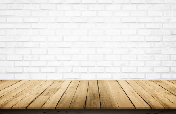 白色砖墙背景上的木制桌面，白色的木质露台。透视显示空间为您的拷贝和品牌。可作为产品显示蒙太奇。复古风格的概念。图片下载