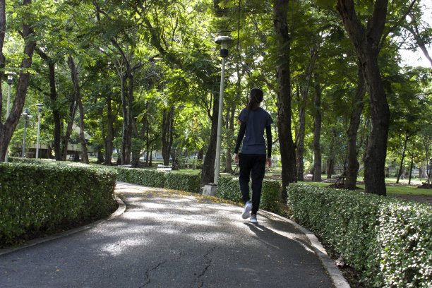 一个红头发的年轻女人图片下载