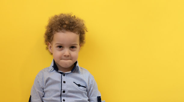 一个举起双手的男孩的肖像图片下载