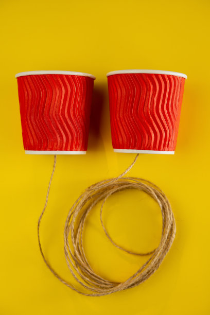 两个红纸杯相连图片下载