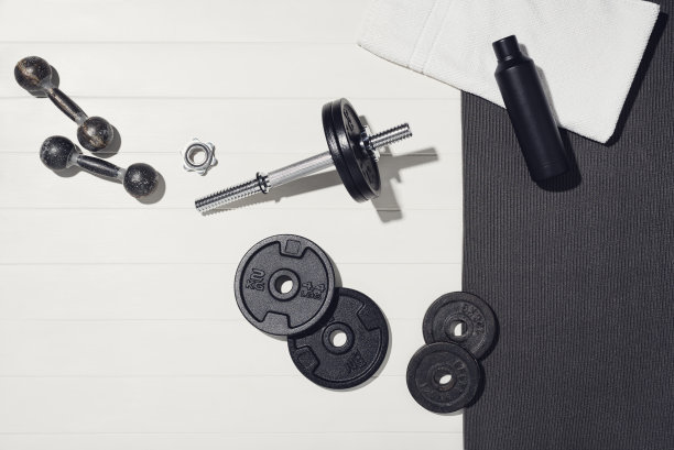 白色木制背景的运动装备，在家训练的概念。图片下载